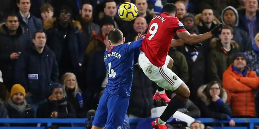 Anthony Martial (r) brachte Manchester United beim FC Chelsea in Führung. Foto: Paul Terry/CSM via ZUMA Wire/dpa