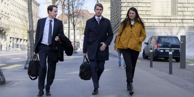 SVP-Fraktionspräsident und Nationalrat Thomas Aeschi, links, FDP-Fraktionspräsident und Nationalrat Beat Walti, Mitte, und GLP-Fraktionspräsidentin Tiana Angelina Moser, rechts, auf dem Weg zur Anhörung der Parteien wegen der Coronavirus-Krise, am Donnerstag, 26. März 2020 vor dem Bernerhof in Bern. CORONAVIRUS, VIRUS, COVID-19, COVID 19,