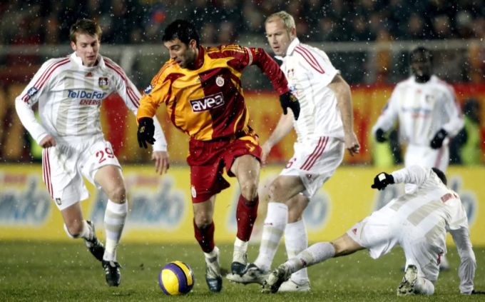 Sükür im Dress von Galatasaray Istanbul gegen Bayer Leverkusen im Jahr 2008. Rechts am Boden übrigens Traquillo Barnetta. Hakan Sükür