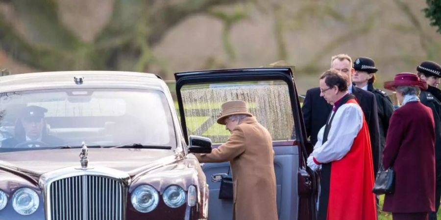 Königin Elizabeth II. hat den Gottesdienst in der St. Maria Magdalena Kirche in Sandringham besucht. Foto: Joe Giddens/PA Wire/dpa