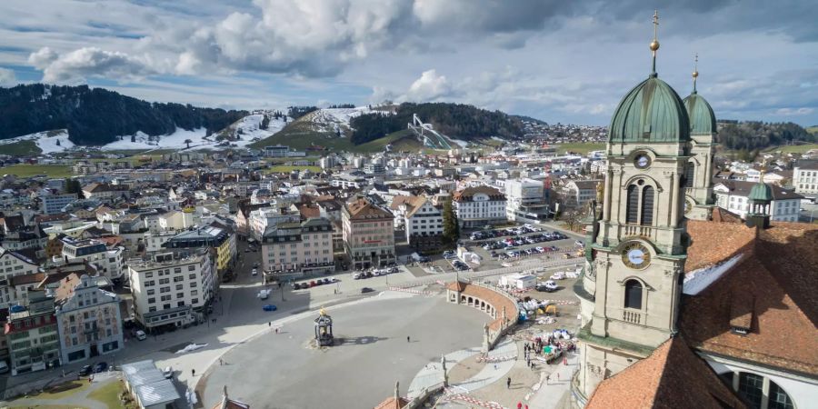 Die Altstadt von Einsiedeln und das Kloster Einsiedeln.