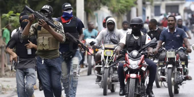 Bewaffnete Polizisten demonstrierten am Sonntag in Haiti gegen ihre Lohn- und Arbeitsbedingungen. haiti polizisten