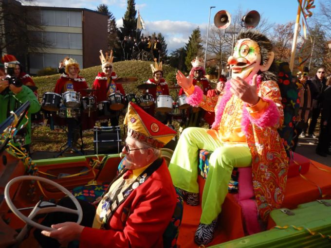Noch weiss man nicht wer der Schirmherr 2020 wird, die Maske ist noch auf. Fasnacht Urdorf