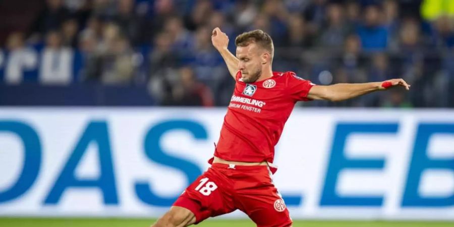 Mainz-Profi Daniel Brosinski gibt sich trotz Corona optimistisch. Foto: David Inderlied/dpa