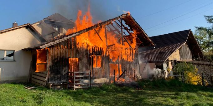 Schopf in Vollbrand geraten.