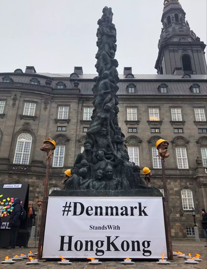 Als Zeichen der Solidarität für die Demonstranten in Hongkong steht eine acht Meter hohe Skulptur vor dem Parlamentsgebäude, davor ein Schild mit der Aufschrift «Denmark Stands With HongKong». skulptur kopenhagen