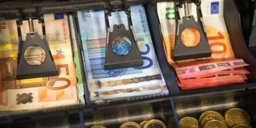 Geld in einer Kasse