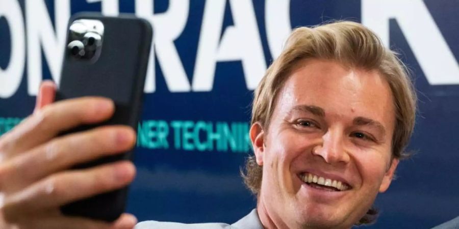 Nico Rosberg hat sein Smartphone inzwischen zur Seite gelegt. Foto: Christophe Gateau/dpa