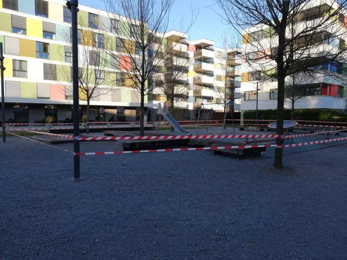 Santinos Spielplatz in Schwerzenbach ZH ist abgeriegelt. Spielplatz Schwerzenbach