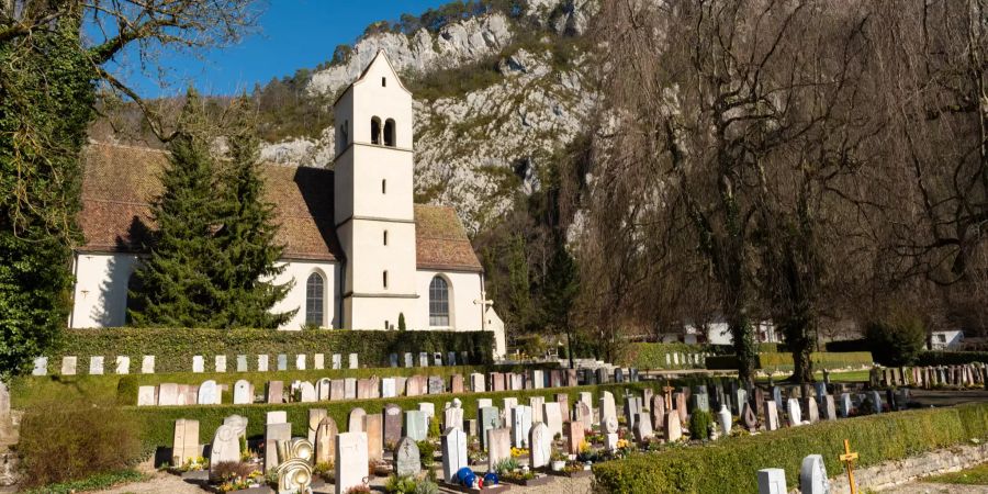 Alte Dorfkirche und Friedhof in Balsthal.