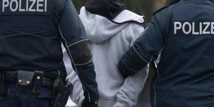 Schleierfahnder nehmen einen Mann fest. jugendliche Straftäter