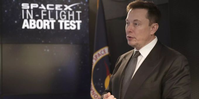 Tesla-CEO Elon Musk hilft mit ihm Kampf gegen das Coronavirus. elon musk