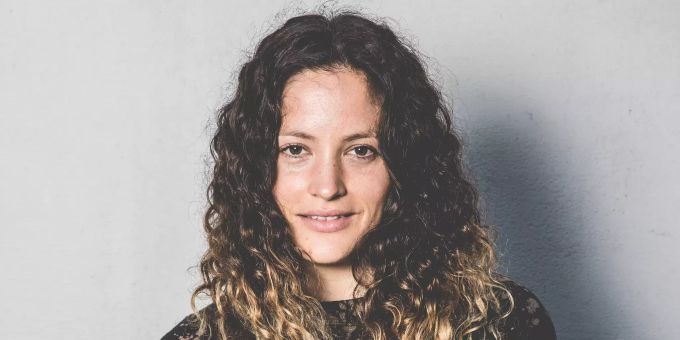 Anina Mutter - Visionärin hinter dem eigensinnigen ekkoist-Universum Frau an Wand