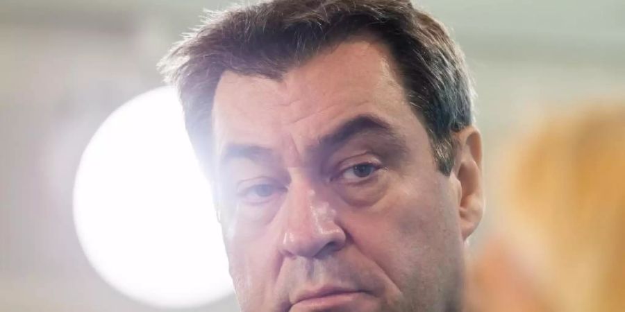Markus Söder (CSU), Ministerpräsident von Bayern, verteidigt seinen Alleingang im Kampf gegen den Coronavirus. Foto: Peter Kneffel/dpa