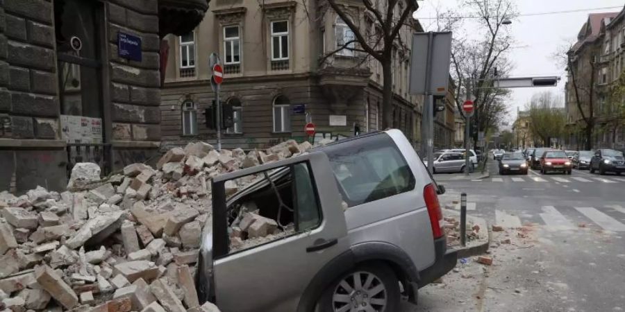 In der kroatischen Hauptstadt Zagreb ist ein Auto von herabfallenden Trümmern zerquetscht worden. Foto: Darko Bandic/AP/dpa
