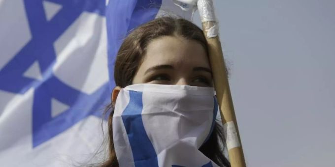Eine junge Frau Anfang der Woche während eines Protests gegen Ministerpräsident Netanjahu in Jerusalem. Foto: Sebastian Scheiner/AP/dpa Eine junge Frau Anfang der Woche während eines Protests gegen Ministerpräsident Netanjahu in Jerusalem. Foto: Sebastian Scheiner/AP/dpa