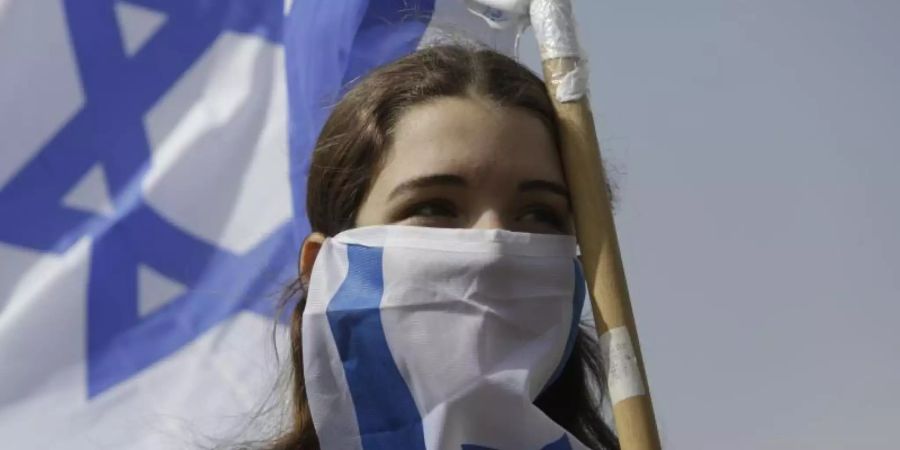 Eine junge Frau Anfang der Woche während eines Protests gegen Ministerpräsident Netanjahu in Jerusalem. Foto: Sebastian Scheiner/AP/dpa