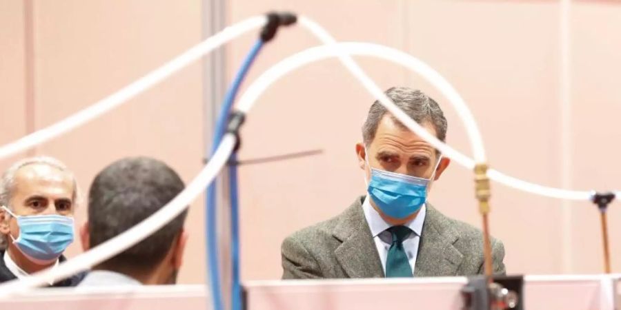 König Felipe VI. besucht das provisorische Krankenhaus in Madrid. Foto: © Casa de S.M. el Rey/dpa