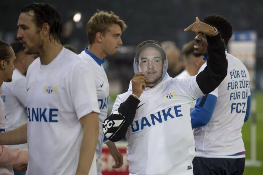 Ein Fan des FCZ mit eine Alain Nef Maske.