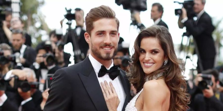 Müssen mit der angedachten Hochzeit warten: Eintracht-Keeper Kevin Trapp und seine Freundin Izabel Goulart. Foto: Thibault Camus/AP/dpa