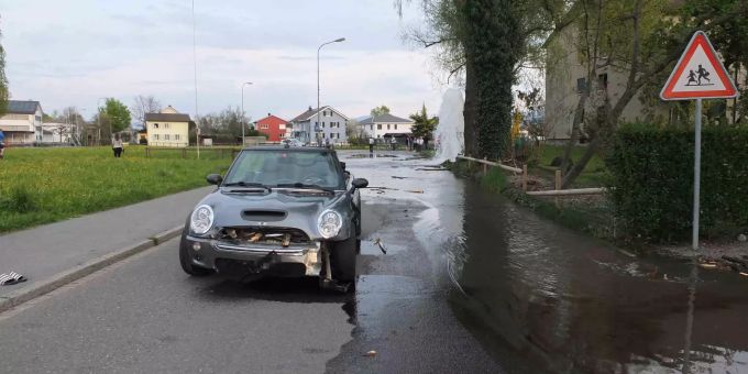 Angetrunken Hydrant umgefahren. Angetrunken Hydrant umgefahren