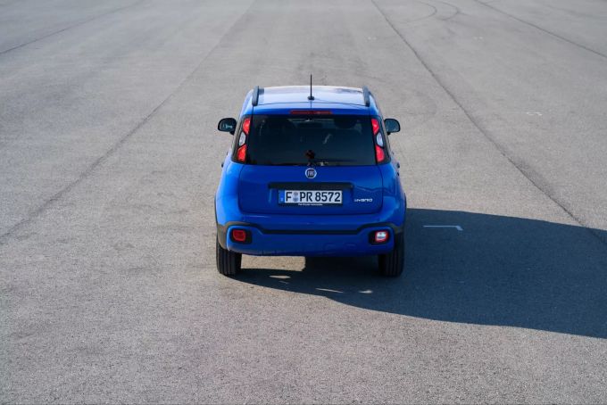 Nur am Heck gibt sich der Fiat Panda Hybrid zu erkennen 2020 Fiat Panda Hybrid