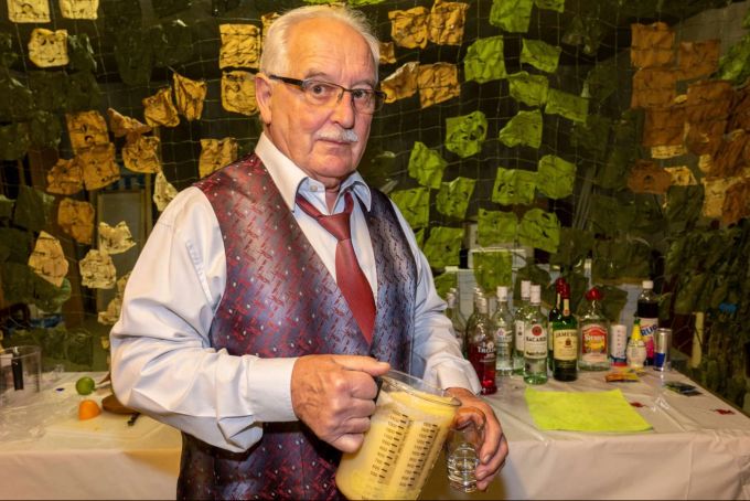 Manfred Hänni macht seit 8 Jahren den Barkeeper am Hornerfestli