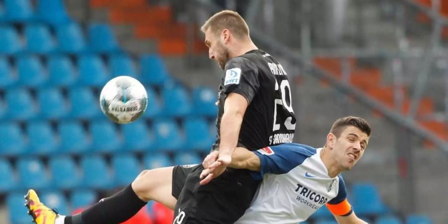 Der Bochumer Anthony Losilla (r) und der Sandhausener Ivan Paurevic kämpfen um den Ball. Foto: Roland Weihrauch/dpa