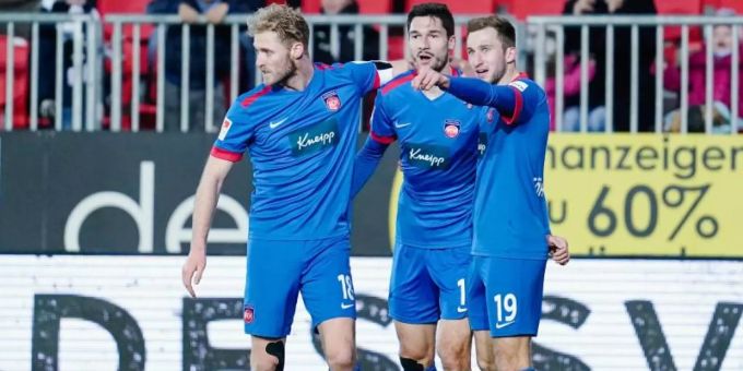 Heidenheims Torschütze Tim Kleindienst (M) jubelt mit Jonas Föhrenbach (r) und Sebastian Griesbeck über das Tor zum 1:0. Foto: Uwe Anspach/dpa Heidenheims Torschütze Tim Kleindienst (M) jubelt mit Jonas Föhrenbach (r) und Sebastian Griesbeck über das Tor zum 1:0. Foto: Uwe Anspach/dpa