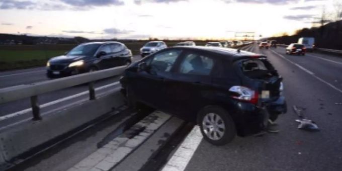 Ein Auffahrunfall mit einer Leichtverletzten auf der Autobahn A1 bei Oberbuchsiten SO. Oberbuchsiten