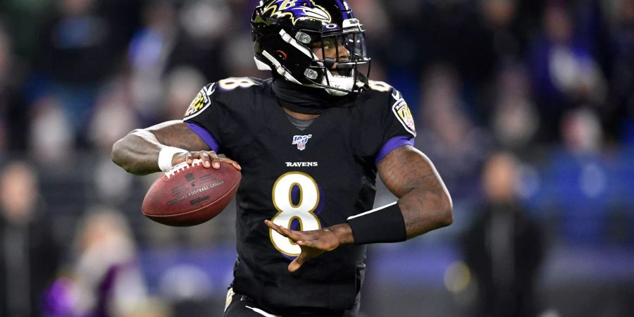 Lamar Jackson von den Baltimore Ravens wirft einen Pass.