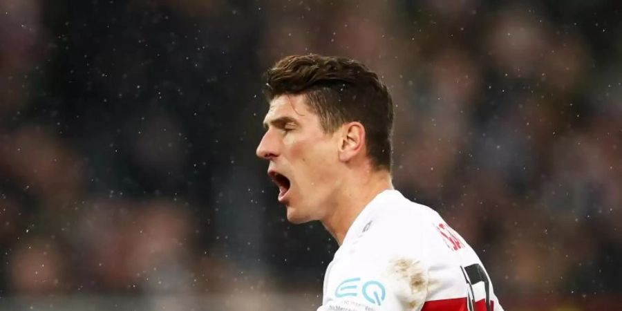 Stuttgarts Mario Gomez feiert sein Tor zum 1:1 beim FC St. Pauli. Foto: Christian Charisius/dpa