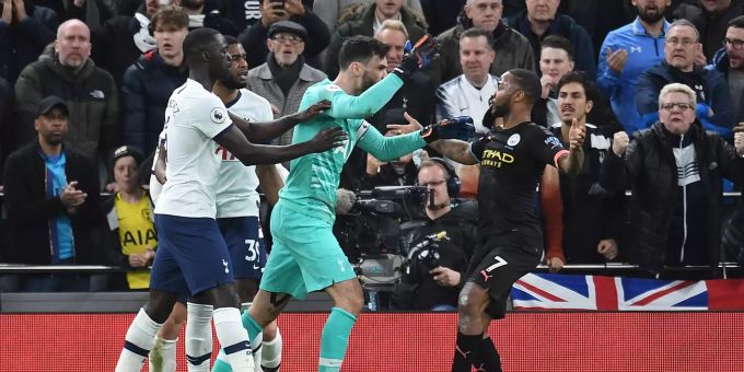 Hugo Lloris regt sich über Raheem Sterling nach dessen Schwalbe auf. Hugo Lloris