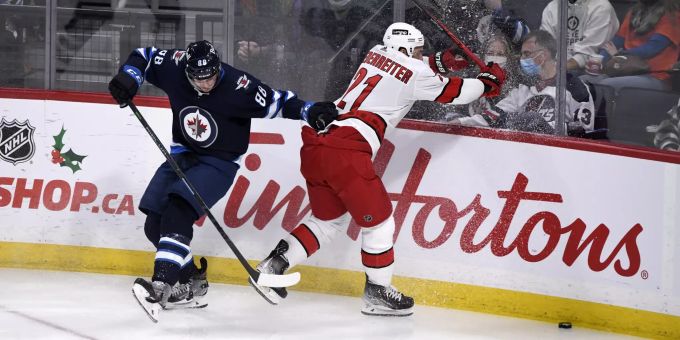 Nino Niederreiter (r.) gewinnt mit den Carolina Hurricanes. Nino Niederreiter NHL