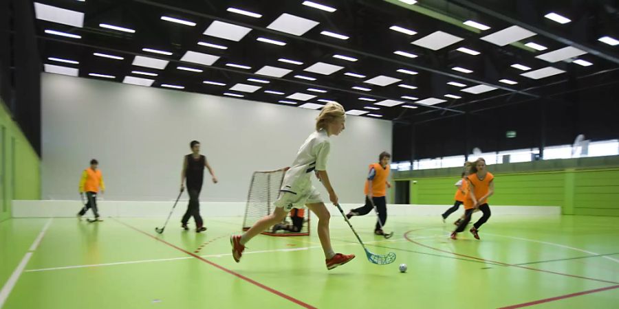 Das Parlament will in den nächsten sechs Jahren knapp 80 Millionen Franken für den Bau von Sportanlagen sprechen. Zusätzlich mitfinanziert werden soll etwa eine Unihockeyhalle in Schiers GR. (Symbolbild)