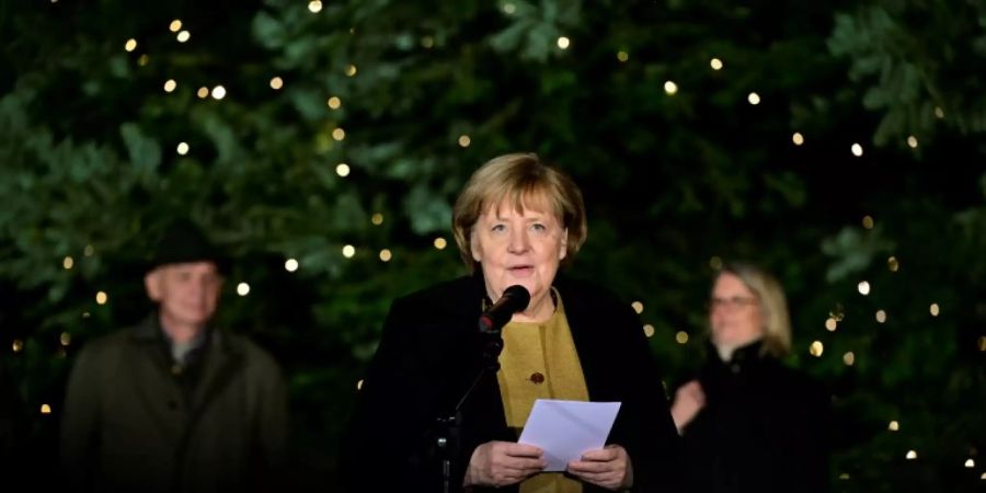 Angela Merkel vor Thüringer Tanne