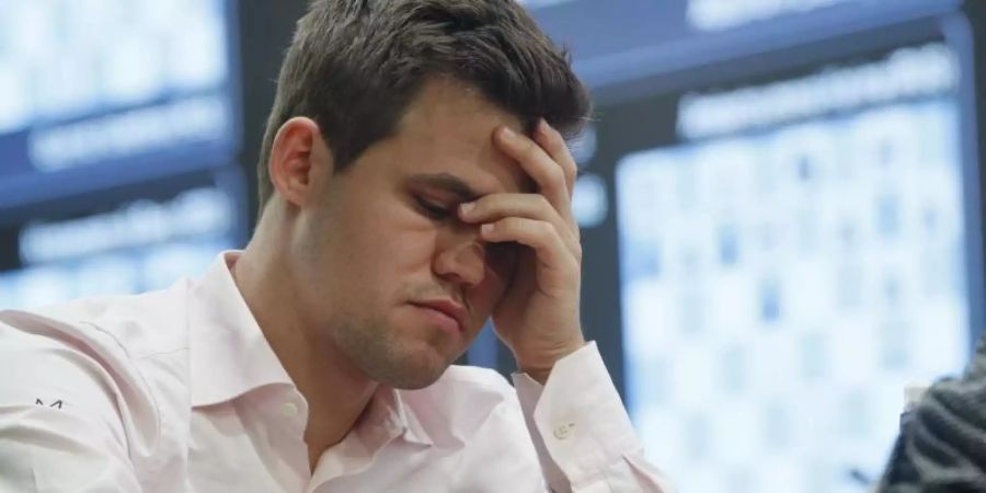 Schachweltmeister Magnus Carlsen geht selbstbewusst in die Titelverteidigung. Foto: Dmitri Lovetsky/AP/dpa