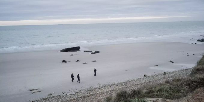 Polizisten patrouillieren am Strand von Wimereux auf der Suche nach Migranten. Migration France Britain