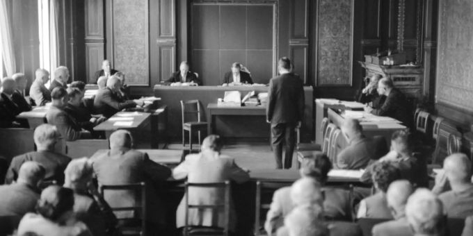 Der 24-jährige ungelernte Arbeitslose Walter Kunz stand im September 1958 vor Gericht. Die Anklage lautete auf Raub, Mord, vollendeten Raubversuch, vollendeten Mordversuch und neun Nebendelikte – Diebstähle, Urkundenfälschung und Sex mit einer Minderjährigen etwa. Während er die kleineren Vergehen zugab, bestritt Kunz die Kapitalverbrechen und präsentierte wechselnde Versionen des Tathergangs – eine abenteuerlicher als die andere. Giovanni Bertoldo