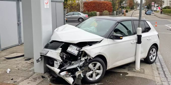 Die Autofahrerin wurde beim Verkehrsunfall verletzt.