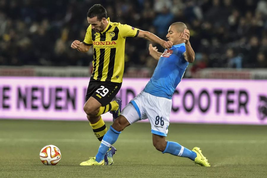 Raphael Nuzzolo beim YB-Heimsieg gegen Napoli (hier mit Gökhan Inler).