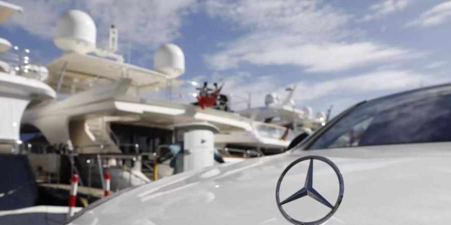 Eine Mercedes Limousine steht im Hafen von Puerto Portals vor Yachten. Lange wurde Mallorca als «Putzfrauen-Insel» verspottet, dann wurde sie für «Sauftouristen» geschmäht. Plötzlich erlebt die Insel einen Ansturm der Reichen. Foto: Clara Margais/dpa