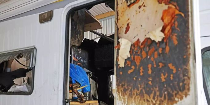 Das Wohnmobil der NSU-Terrorzelle steht mit Brandspuren in der Asservatenkammer des Bundeskriminalamtes. Foto: Oliver Berg/dpa Das Wohnmobil der NSU-Terrorzelle steht mit Brandspuren in der Asservatenkammer des Bundeskriminalamtes. Foto: Oliver Berg/dpa