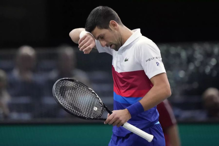 Ein wenig schwitzen muss Djokovic zwar, trotzdem gewinnt er am Ende in zwei Sätzen.