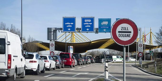 Zöllner in Thayngen SH fanden am Donnerstagvormittag in einer Ladung Sprengstoff. Laut Bundesanwaltschaft befindet sich der Fahrer der Fahrzeugs in Haft. (Archivbild) Zöllner in Thayngen SH fanden am Donnerstagvormittag in einer Ladung Sprengstoff. Laut Bundesanwaltschaft befindet sich der Fahrer der Fahrzeugs in Haft. (Archivbild)