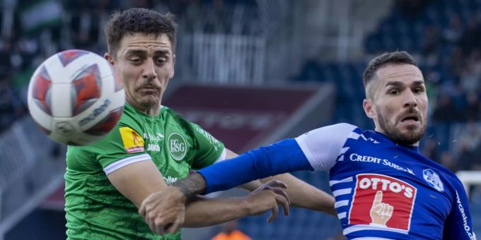 Luzerns Dejan Sorgic (rechts) und St. Gallens Basil Stillhart kämpfen um den Ball. FC Luzern