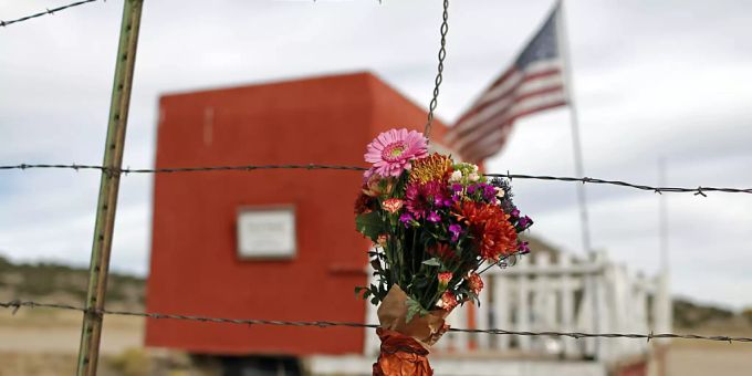 dpatopbilder - Ein Blumenstrauss hängt vor der Bonanza Creek Film Ranch. Nach dem tödlichen Schuss aus einer Requisitenwaffe des Schauspielers Alec Baldwin auf die Chef-Kamerafrau am Set eines Westerns sind viele Details des Geschehens weiterhin unklar. Foto: Andres Leighton/AP/dpa dpatopbilder - Ein Blumenstrauss hängt vor der Bonanza Creek Film Ranch. Nach dem tödlichen Schuss aus einer Requisitenwaffe des Schauspielers Alec Baldwin auf die Chef-Kamerafrau am Set eines Westerns sind viele Details des Geschehens weiterhin unklar. Foto: Andres Leighton/AP/dpa