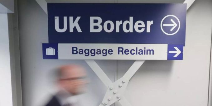Bei der Einreise nach England ist für vollständig Geimpfte eine weitere Hürde gefallen. Statt eines teuren PCR-Tests ist seit Sonntag nur noch ein Schnelltest notwendig. Foto: Niall Carson/PA Wire/dpa Bei der Einreise nach England ist für vollständig Geimpfte eine weitere Hürde gefallen. Statt eines teuren PCR-Tests ist seit Sonntag nur noch ein Schnelltest notwendig. Foto: Niall Carson/PA Wire/dpa
