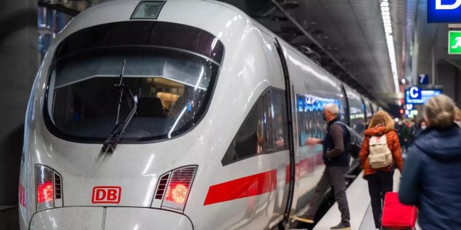 Im November kamen 69,4 Prozent der Züge der Deutschen Bahn ohne grössere Verzögerungen ans Ziel. Foto: Monika Skolimowska/dpa-Zentralbild/dpa