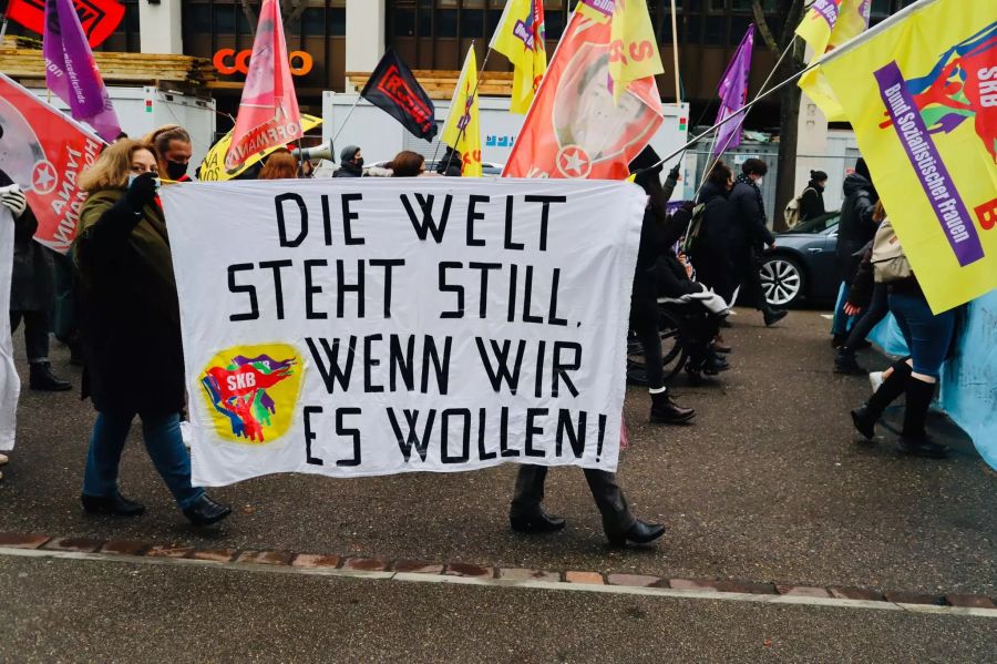 Viele Teilnemer*innen trugen Banner.